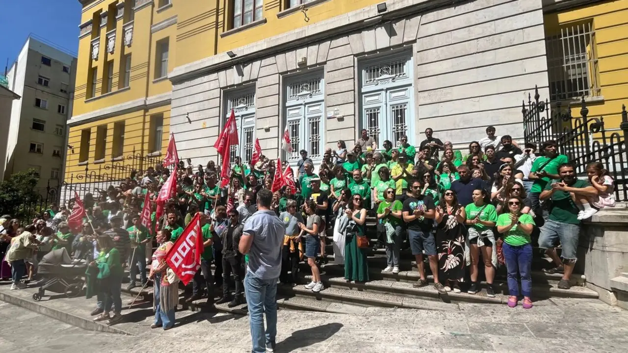 Concentraci&oacute;n de los docentes en el IES Santa Clara de Santander. / EP