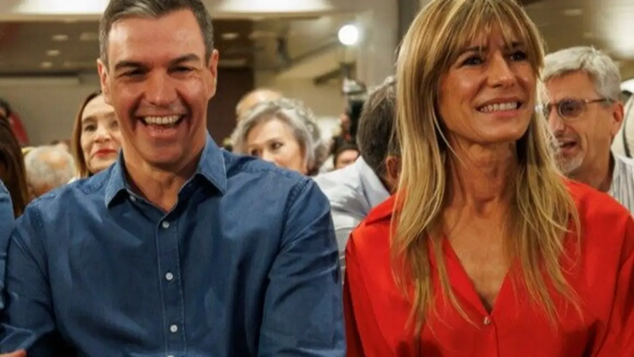 El secretario general del PSOE y presidente del Gobierno en funciones, Pedro S&aacute;nchez, junto a su mujer, Bego&ntilde;a G&oacute;mez. / EP