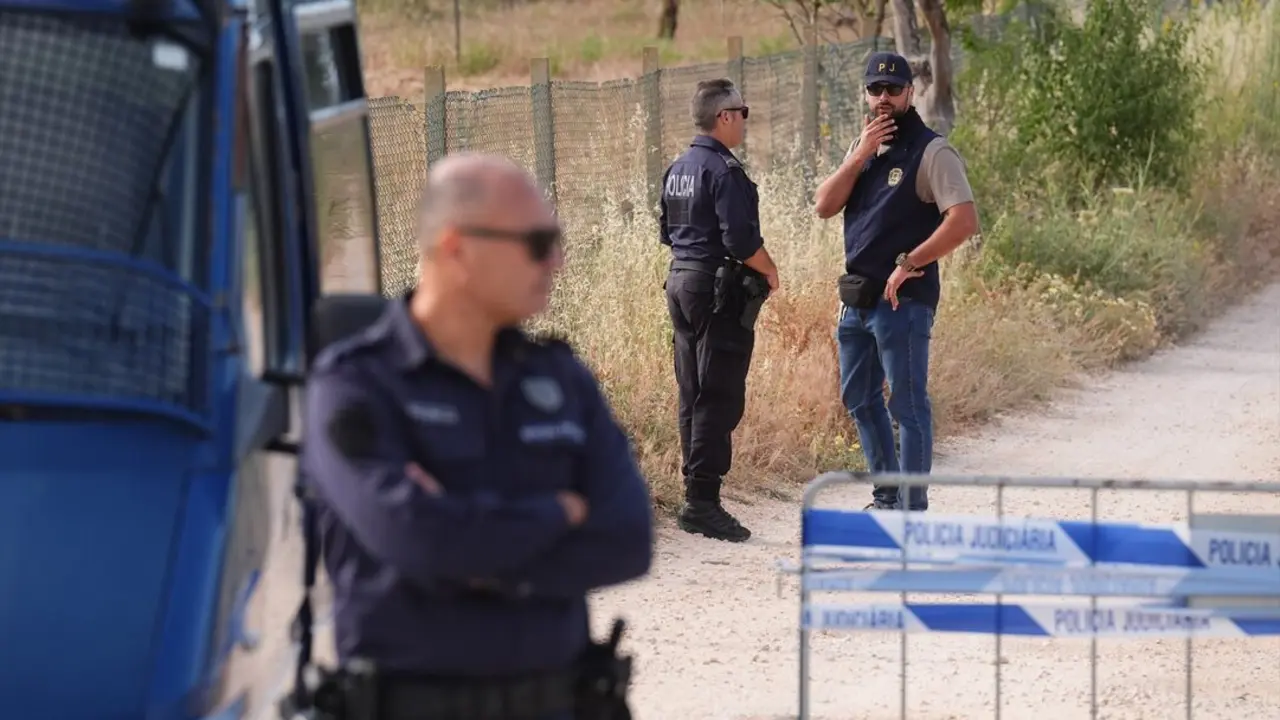Agentes de polic&iacute;a se encuentran en el lugar de los hechos cerca de Praia da Luz, donde se llevan a cabo b&uacute;squedas en relaci&oacute;n con la desaparici&oacute;n de Madeleine McCann en 2007. / James Manning