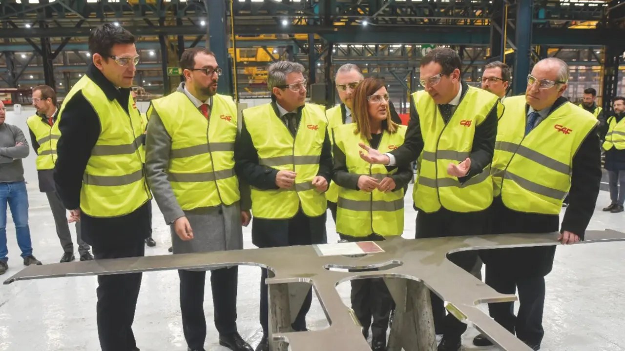 La presidenta de Cantabria, Mar&iacute;a Jos&eacute; S&aacute;enz de Buruaga (3d); el presidente del Principado de Asturias, Adri&aacute;n Barb&oacute;n (2i); el secretario de
Estado de Transportes y Movilidad Sostenible, Jos&eacute; Antonio Santano (3i), y, durante la presentaci&oacute;n del inicio de la fabricaci&oacute;n de los nuevos
trenes de ancho m&eacute;trico de Renfe, en CAF, en febrero del a&ntilde;o pasado. / Alerta