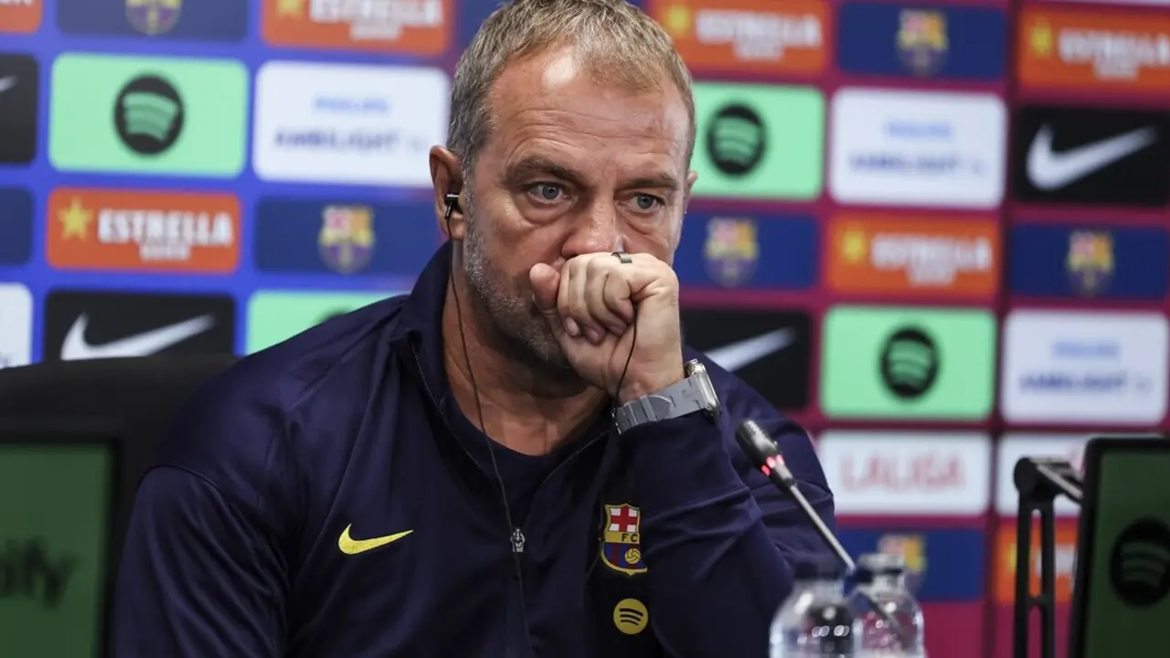 Hansi Flick, entrenador del FC Barcelona, ​​asiste durante una rueda de prensa. / EP