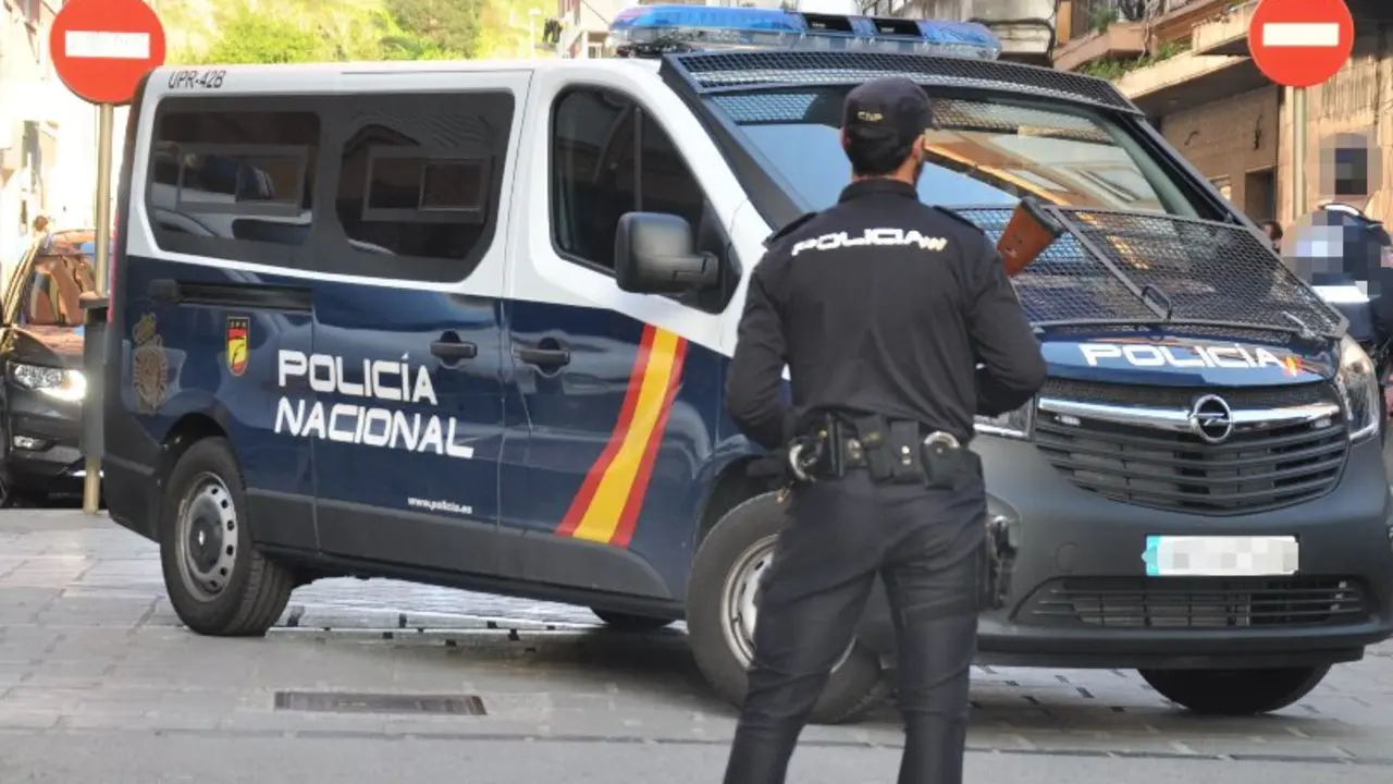 Un agente de la Polic&iacute;a Nacional en Torrelavega. / PN
