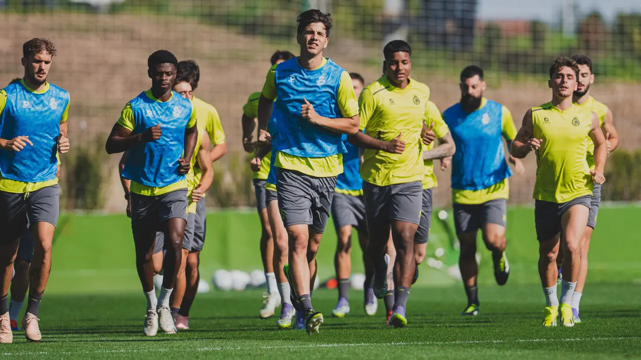 Los jugadores del Racing durante el entrenamiento de hoy. / RRC