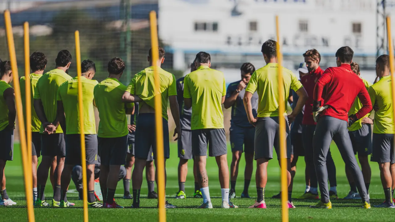 Jos&eacute; Alberto da una charla a sus jugadores durante la sesi&oacute;n de entrenamiento de ayer. / RRC