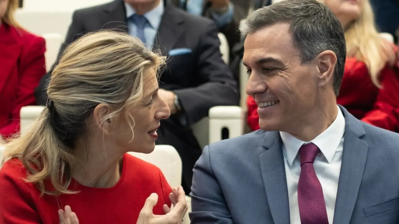 La vicepresidenta segunda y ministra de Trabajo, Yolanda D&iacute;az y el presidente del Gobierno, Pedro S&aacute;nchez. / Alejandro Mart&iacute;nez V&eacute;lez