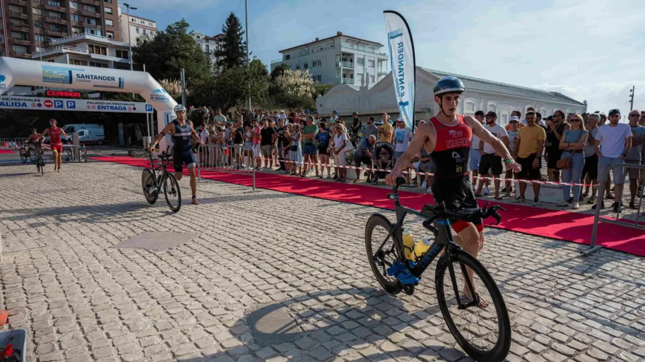 Dos participantes durante el triatl&oacute;n en una edici&oacute;n pasada. / TCS