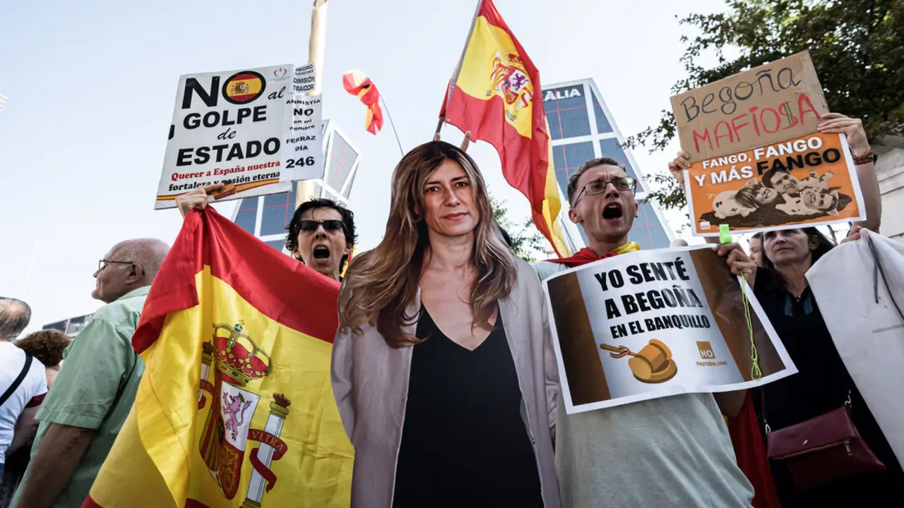 Varias personas se concentran para protestar contra el presidente del Gobierno y su mujer. / EP