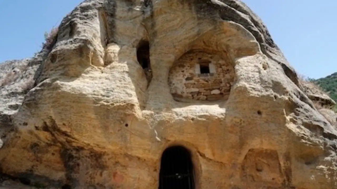 Este valle, a orillas del Ebro, fue refugio de eremitas y comunidades mon&aacute;sticas que dejaron templos, cementerios y arte rupestre. / A.V.