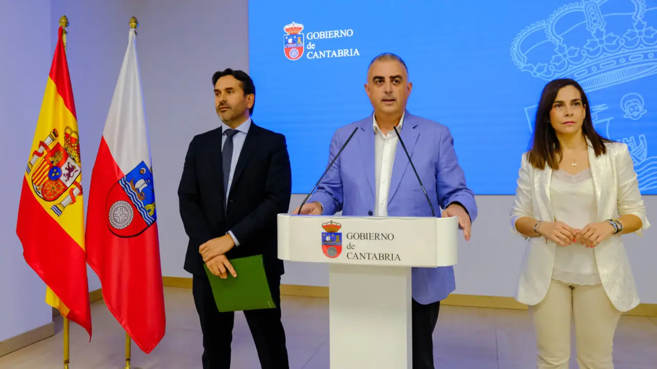 El consejero de Fomento, Vivienda, Ordenaci&oacute;n del Territorio y Medio Ambiente, Roberto Media, informa, en rueda de prensa, de novedades en el Aeropuerto Seve Ballesteros. / A.E