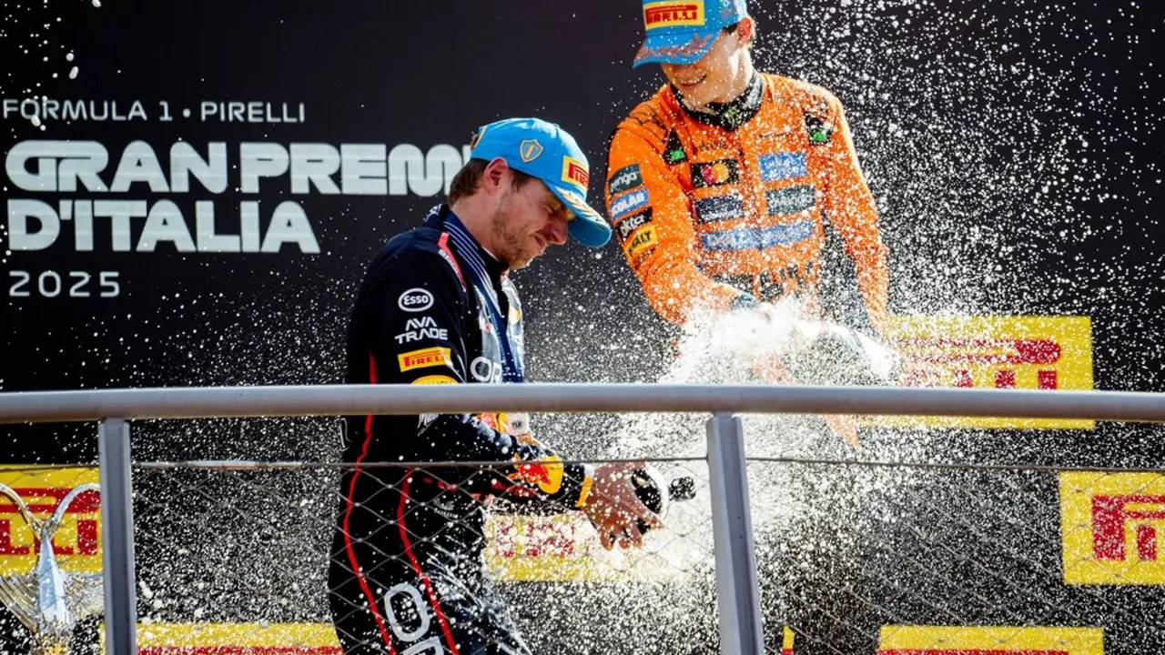 Max Verstappen y Lando Norris en el podio durante el Gran Premio de Italia Pirelli de F&oacute;rmula 1. / EP