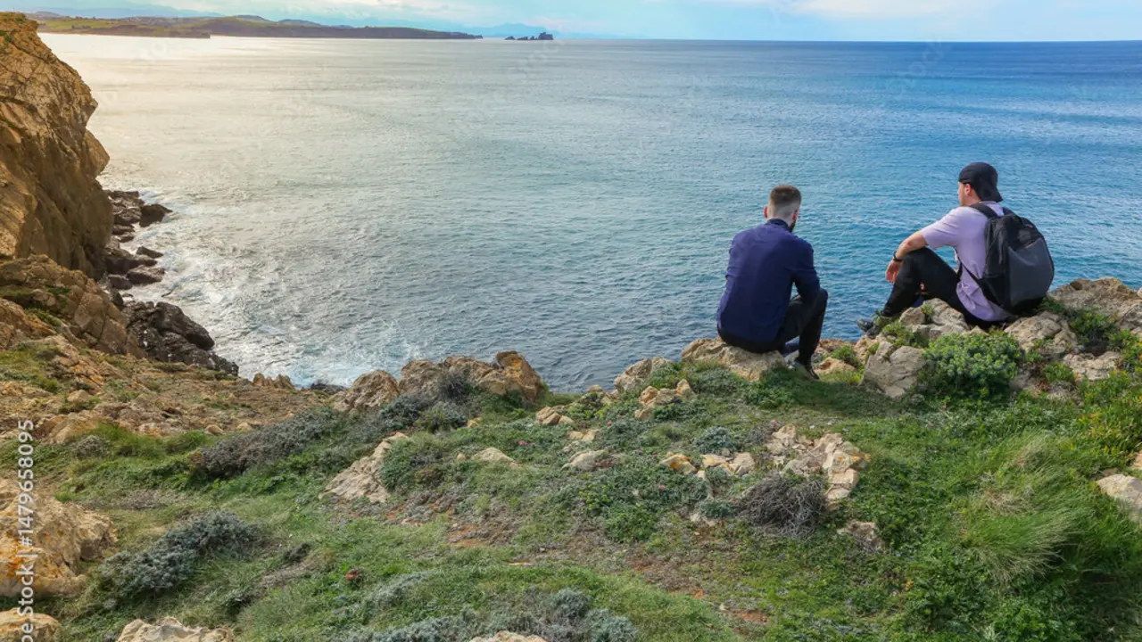 Dos persons en la Virgen del Mar. / A.S.P