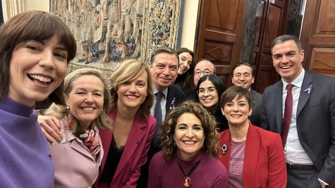 El presidente del Gobierno, Pedro S&aacute;nchez (d), posa junto a varios de sus ministros.