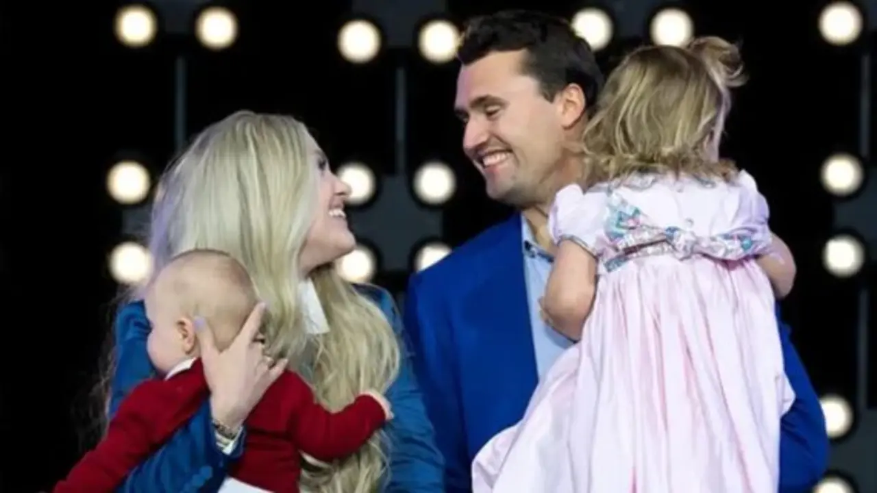 Charlie Kirk y su esposa, Erika Kirk con sus dos hijos. / FB