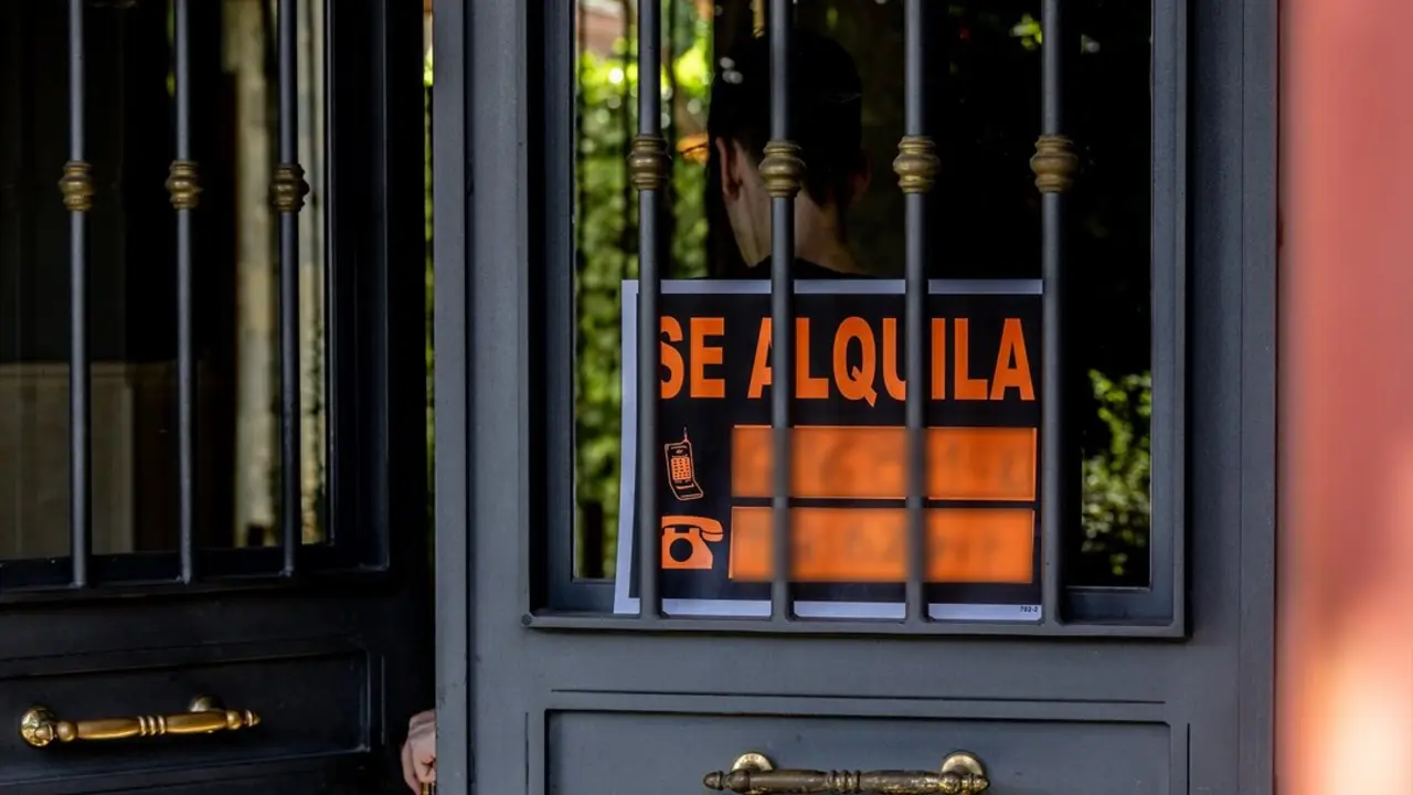 Un cartel que anuncia que se alquila una vivienda en Madrid. / Ricardo Rubio