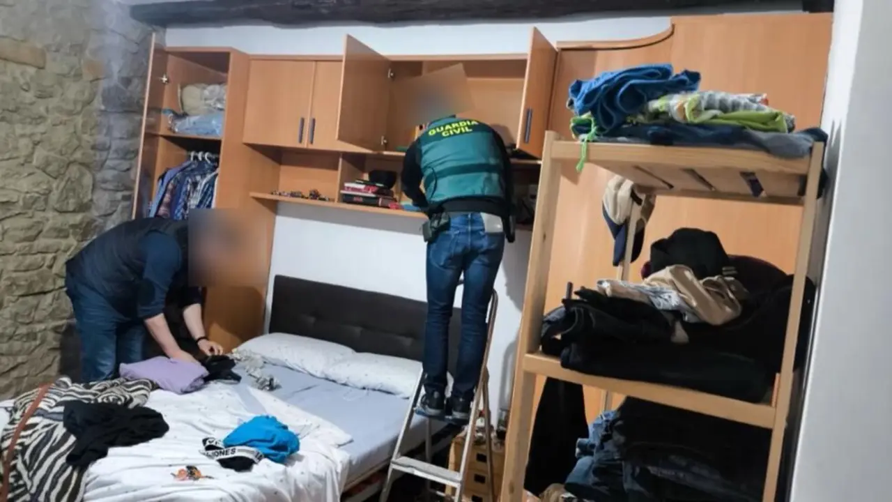 La Guardia Civil registra el cuarto del sospechoso. / G.C.