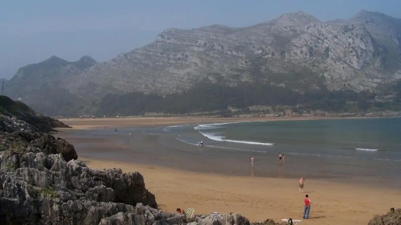 Varias personas en la playa de Ori&ntilde;&oacute;n. / EP