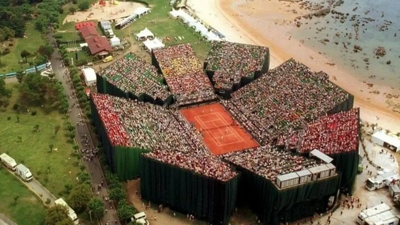Pista de tenis que alberg&oacute; la Copa Davis en La Magdalena. / C.D.
