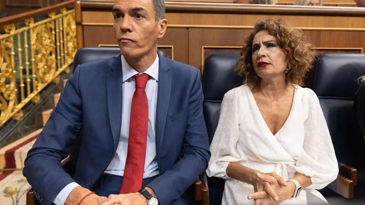 El presidente del Gobierno, Pedro S&aacute;nchez y la vicepresidenta primera y ministra de Hacienda, Mar&iacute;a Jes&uacute;s Montero, durante una sesi&oacute;n de control al Gobierno. / Eduardo Parra