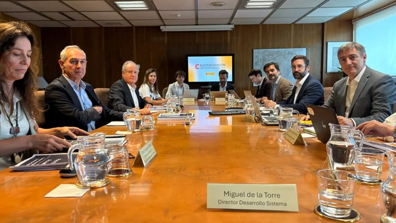 El consejero de Industria, Empleo, Innovaci&oacute;n y Comercio de Cantabria, Eduardo Arasti, en la reuni&oacute;n. / A.E.