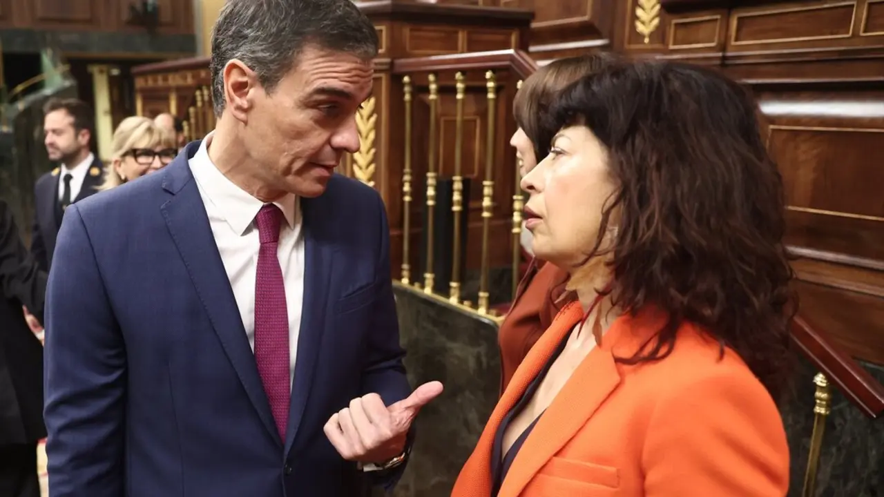 El presidente del Gobierno, Pedro S&aacute;nchez y la ministra de Igualdad, Ana Redondo, durante una sesi&oacute;n de control al Gobierno. / Eduardo Parra