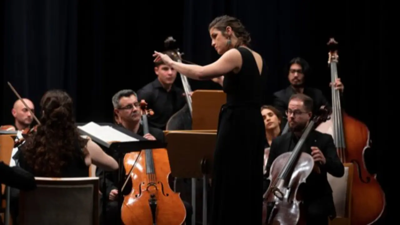 Paula Sumillera dirige la OSCAN en el  Palacio de Festivales. / x