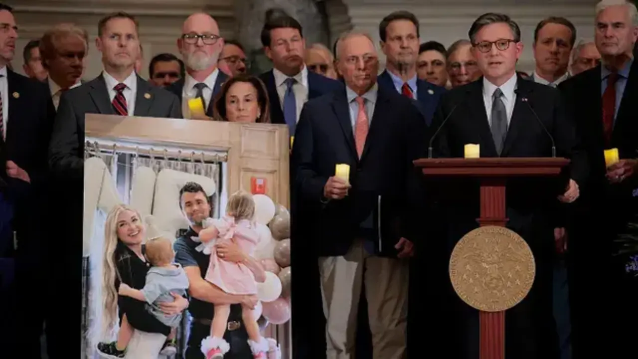 El presidente de la C&aacute;mara de Representantes, Mike Johnson (republicano por Luisiana), pronuncia un discurso durante una vigilia en memoria del l&iacute;der conservador y fundador de Turning Point USA, Charlie Kirk, en el Statuary Hall del Capitolio de los Estados Unidos el 15 de septiembre de 2025 en Washington, D.C. Kirk, una de las voces j&oacute;venes m&aacute;s destacadas del movimiento MAGA, fue asesinado la semana pasada en la Universidad del Valle de Utah durante la primera parada de una gira nacional de debates p&uacute;blicos. (Foto de Chip Somodevilla/Getty Images)