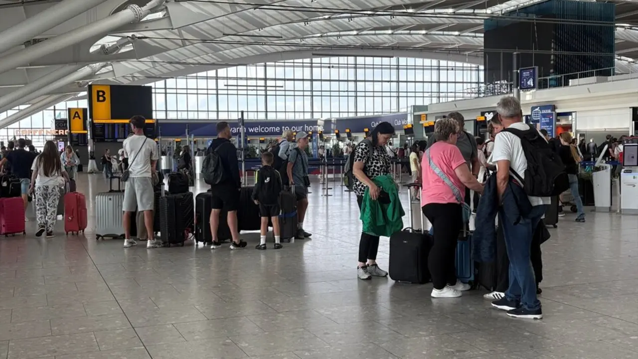 Vista del interior de la Terminal 5 del aeropuerto de Heathrow tras un fallo del control de tr&aacute;fico a&eacute;reo. / Jonathan Brady