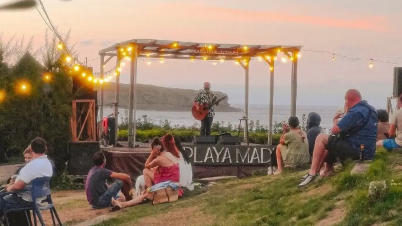 Varias personas en 'Playa Madre'. / PM
