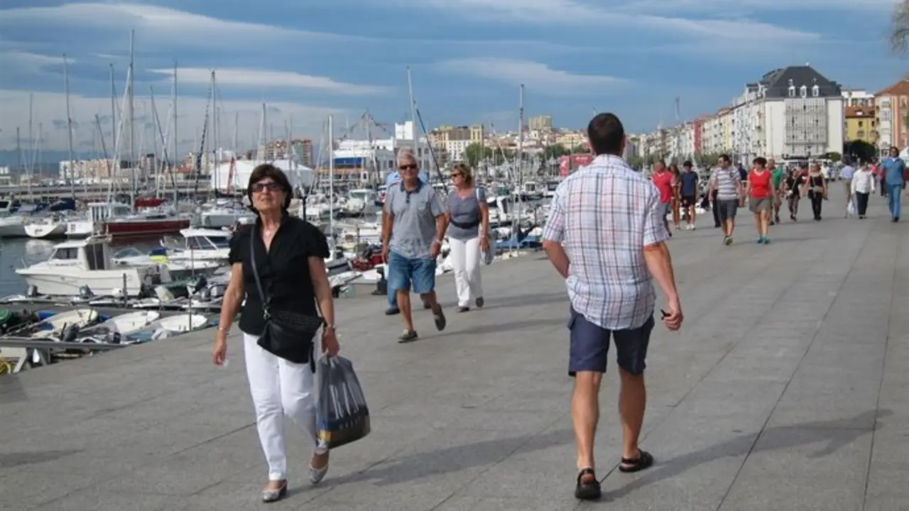 Varias personas caminan por la bah&iacute;a de Santander. / EP