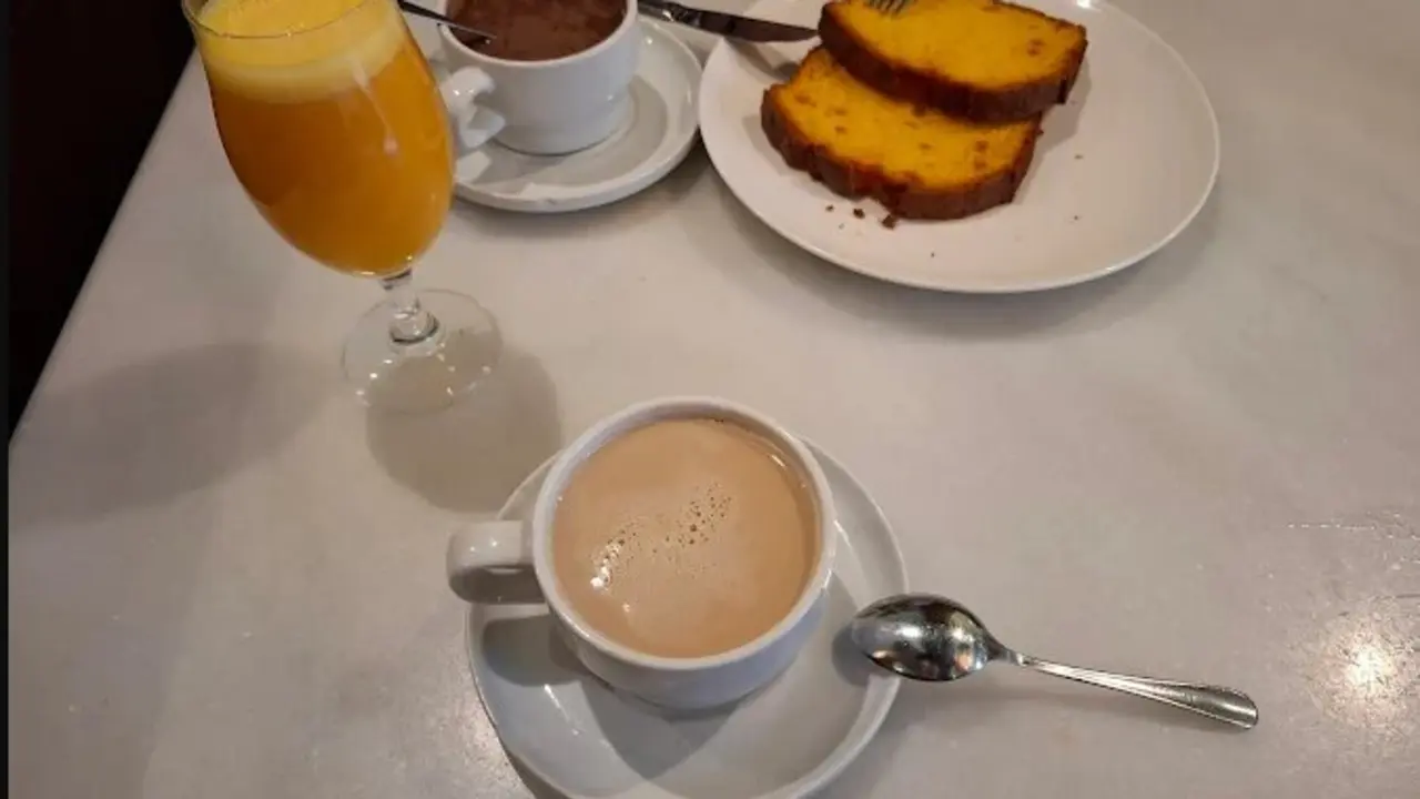 Un desayuno en la cafeter&iacute;a de Santander. / A.E