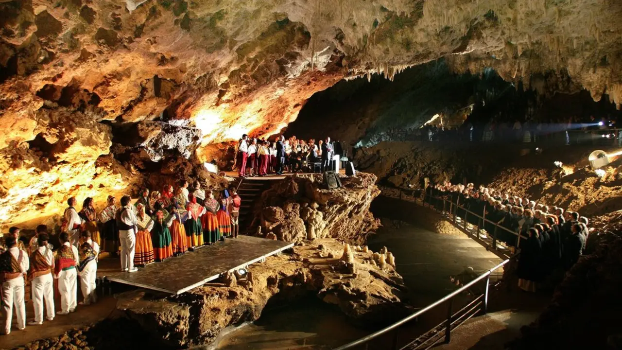 La cueva de El Soplao, uno de los espacios incluidos en la programaci&oacute;n. / Alerta