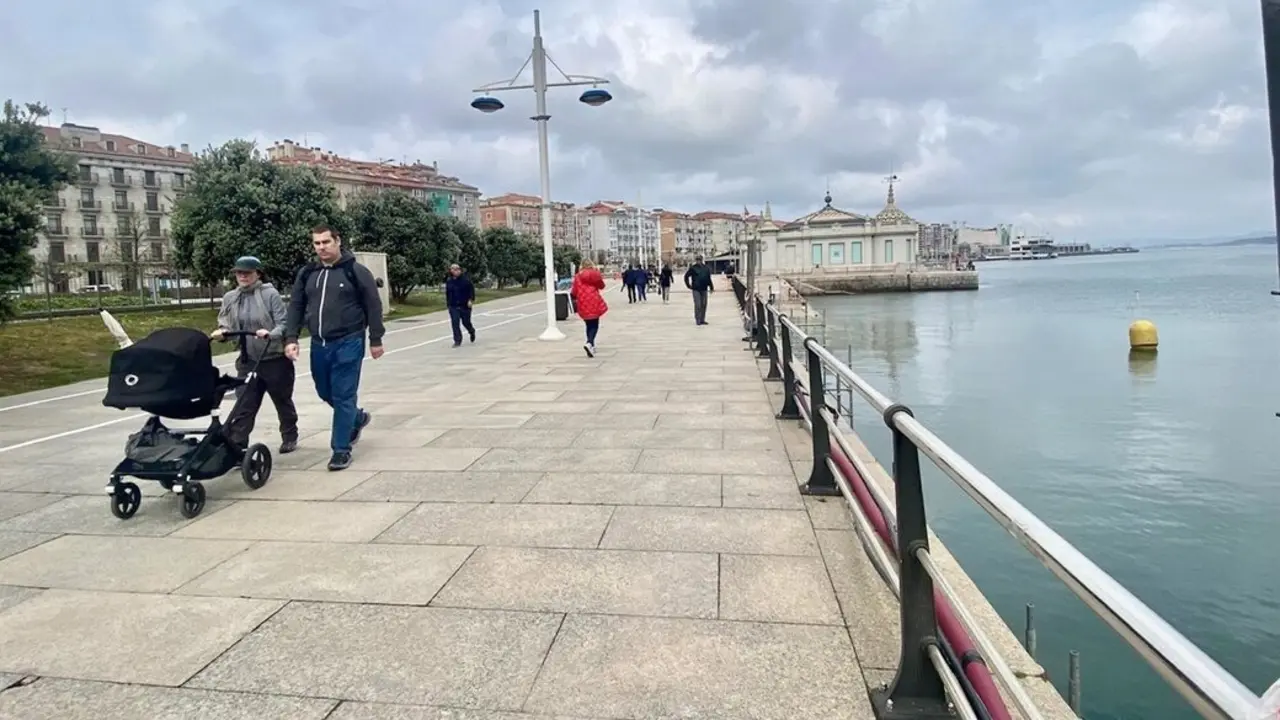 Varias personas caminan por la bah&iacute;a de Santander. / EP