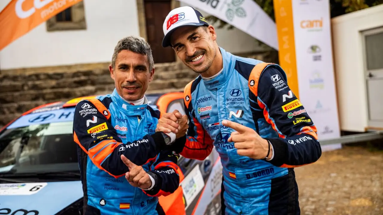 Dani Sordo y su compa&ntilde;ero tras ganar el rally. / Dani Sordo