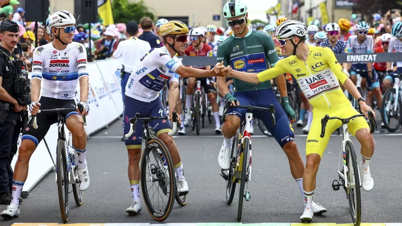 Remco Evenepoel y Tadej Pogacar se saludan antes de una etapa del Tour de Francia 2025. / David Pintens / EP