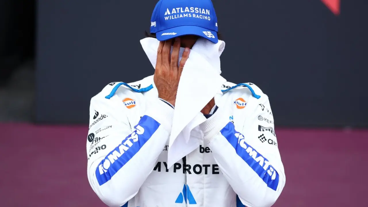 Carlos Sainz emocionado tras el podio en Bak&uacute;. / F1