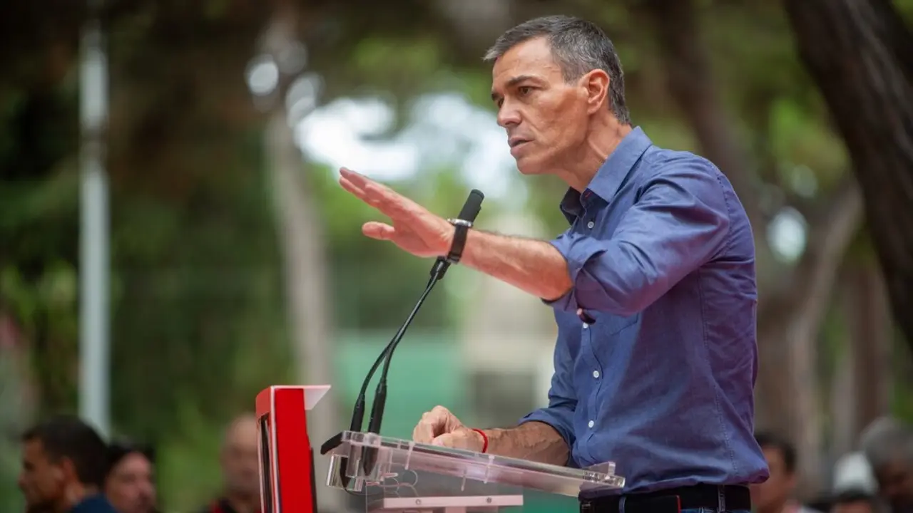 El presidente del Gobierno, Pedro S&aacute;nchez, interviene durante la Fiesta de la Rosa del PSC. / Lorena Sope&ntilde;a