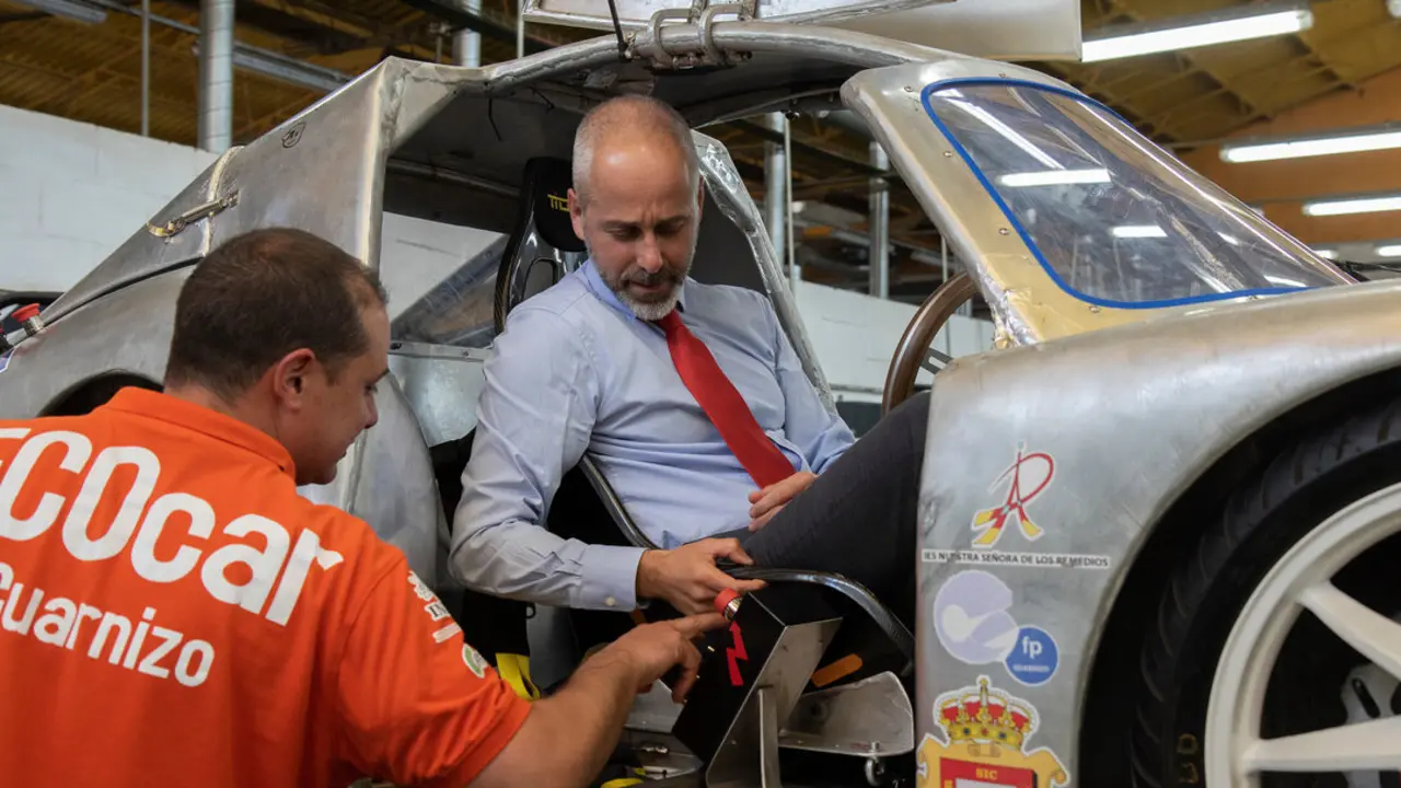 El consejero Sergio Silva en la presentaci&oacute;n del proyecto educativo EcoCar, una iniciativa para ciclos de Formaci&oacute;n Profesional. / Alerta