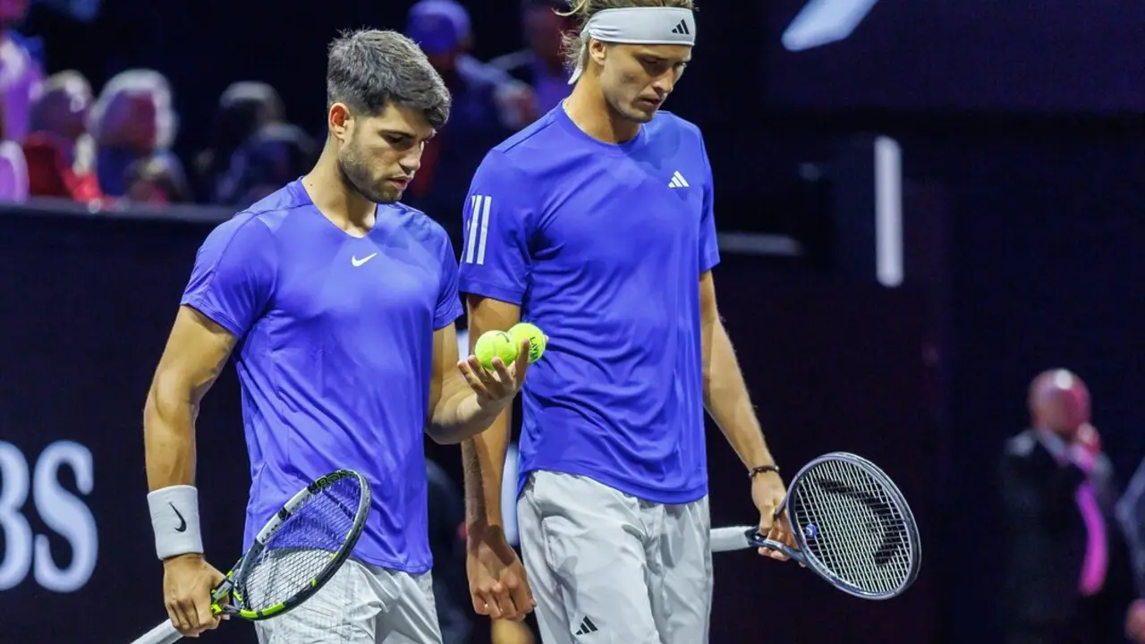Alexander Zverev y Carlos Alcaraz, durante un partido de la Laver Cup. / Andreas Gora