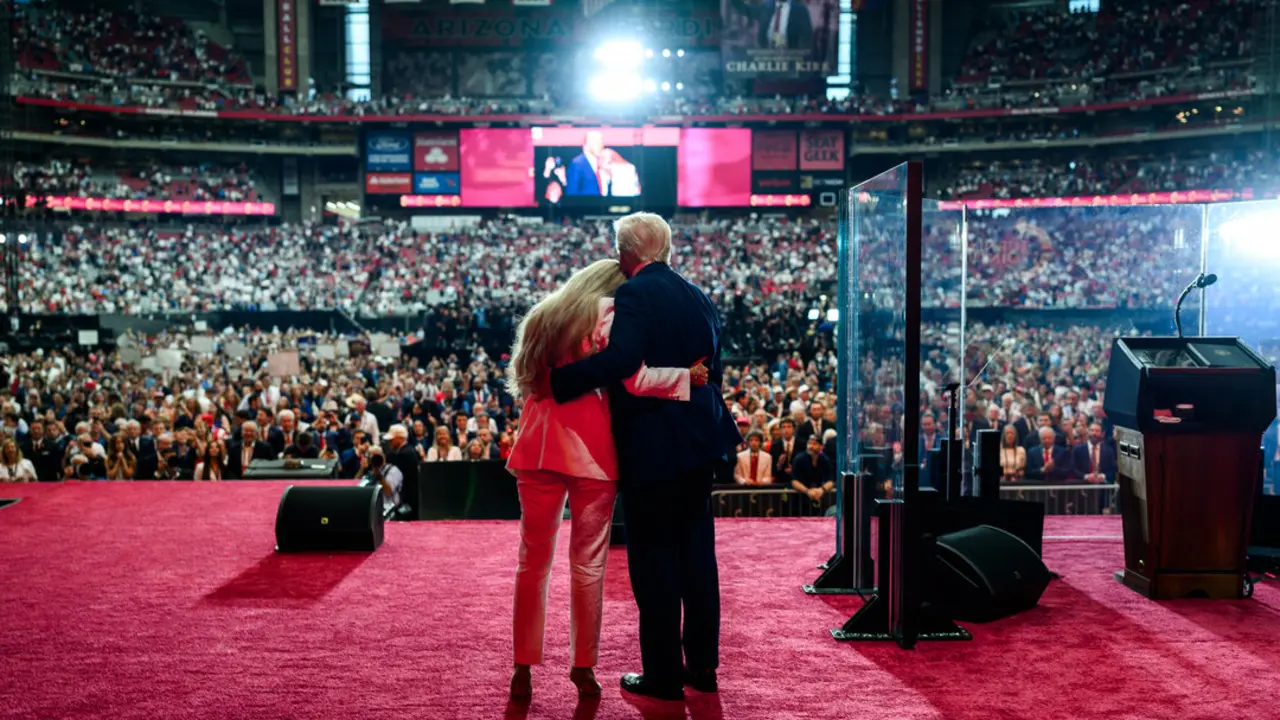 Donald Trump y Erika Krik, viuda de Charlie Kirk, durante el homenaje al activista. / Casa Blanca