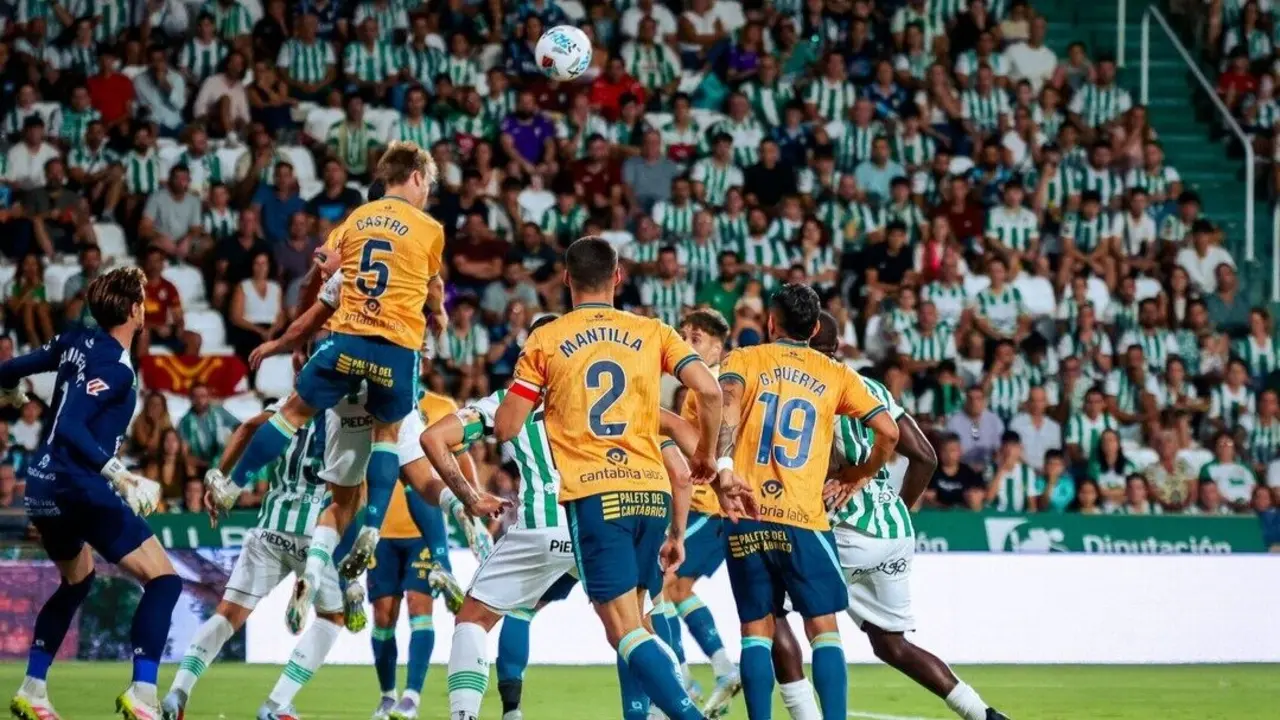 El Racing despeja una acci&oacute;n de peligro del &aacute;rea peque&ntilde;a. / RRC