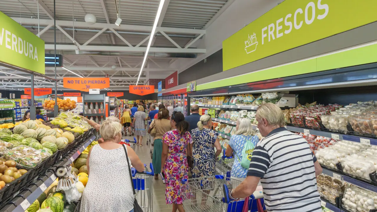Varias personas haciendo la compra en un supermercado. / EP