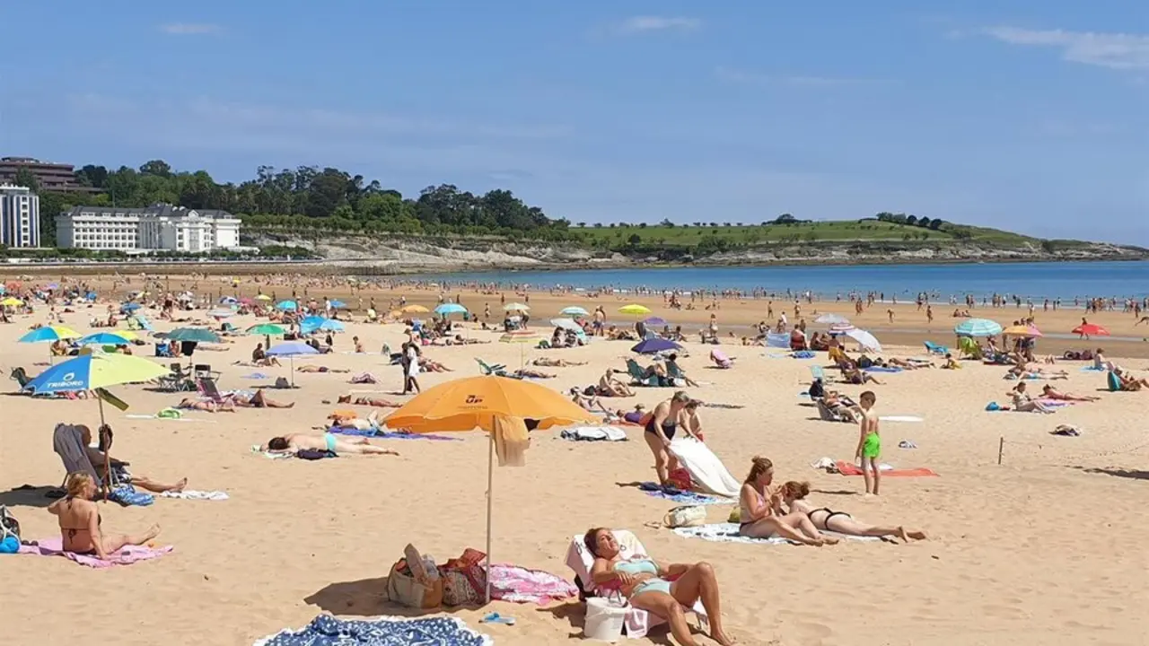 Varias personas toman el sol en la playa del Sardinero. / EP