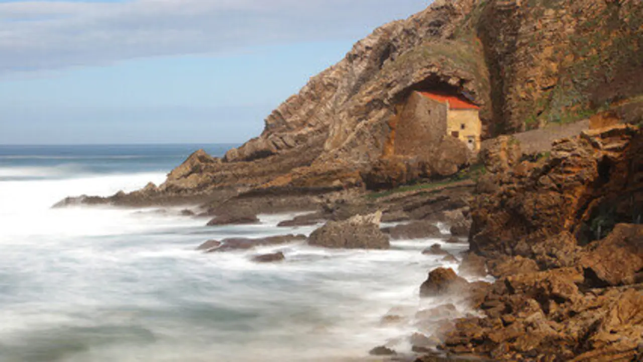 Visitar Santa Justa no es solo ir a la playa: es entrar en un enclave cargado de historia, leyenda y belleza ind&oacute;mita. / A.S.P