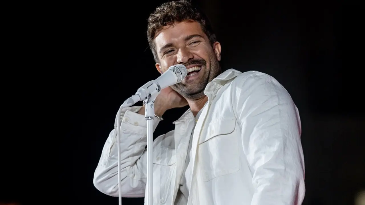 El cantante Pablo Albor&aacute;n durante un concierto gratuito en la Puerta del Sol. / Ricardo Rubio