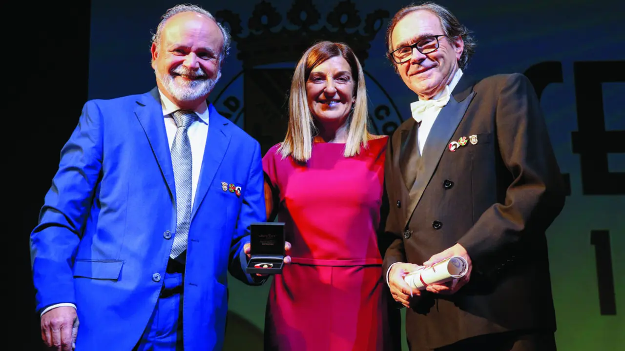 La presidenta de Cantabria, Mar&iacute;a Jos&eacute; S&aacute;enz de Buruaga, entreg&oacute; la insignia &lsquo;C&rsquo; cultural a la Sociedad Coral de Torrelavega. / alerta
