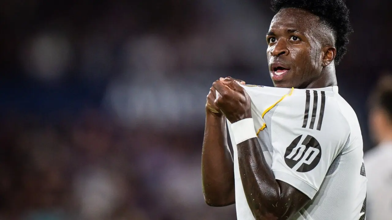Vinicius se&ntilde;ala el escudo tras marcar ante el Levante. / EP