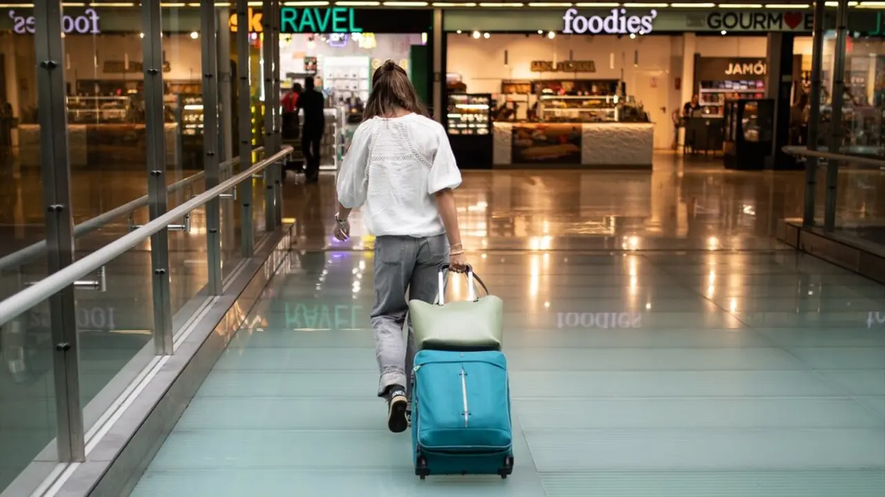 Una persona camina por un aeropuerto con su equipaje. / Alejandro Mart&iacute;nez V&eacute;lez