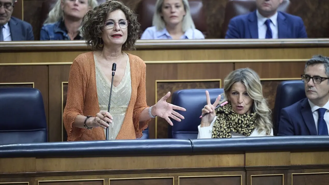 La vicepresidenta primera y ministra de Hacienda, Mar&iacute;a Jes&uacute;s Montero, interviene durante una sesi&oacute;n de control en el Gobierno. / Jes&uacute;s Hell&iacute;n