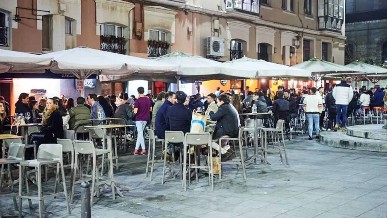 Varias personas en una terraza en Santander. / EP