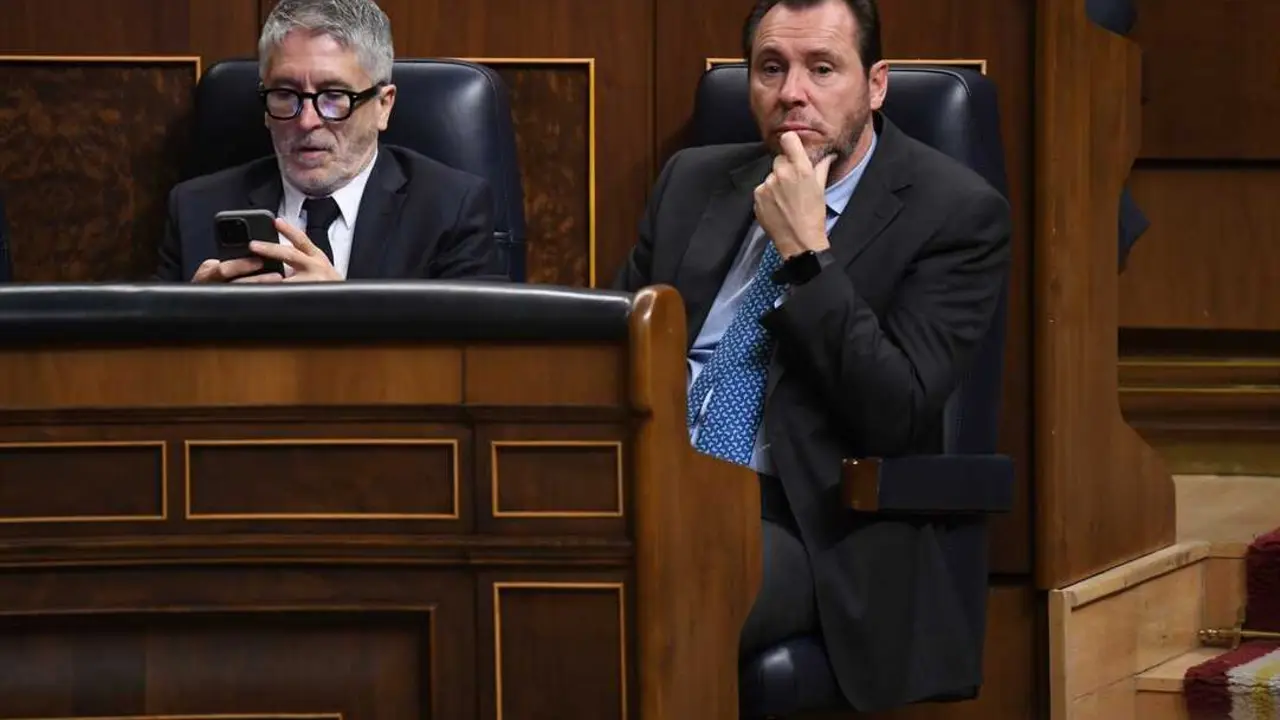 El ministro de Interior, Fernando Grande-Marlaska (i) y el ministro de Transportes y Movilidad Sostenible, &Oacute;scar Puente, durante una sesi&oacute;n plenaria. / Fernando S&aacute;nchez